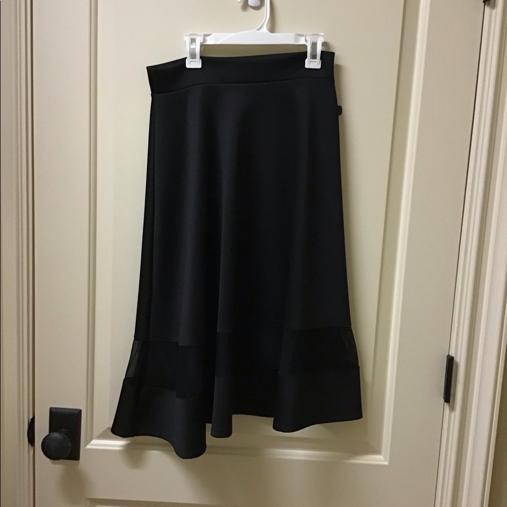 An elegant black skirt!